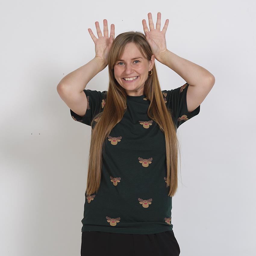 Eine Frau trägt ein schwarzes T-Shirt mit einem Rentier darauf.